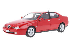 Alfa Romeo 166 – luxe Italiaanse sedan uit 1998–2007 met gestroomlijnd design, kenmerkende V-vormige grille en transpondersleuteltechnologie met afstandsbediening.